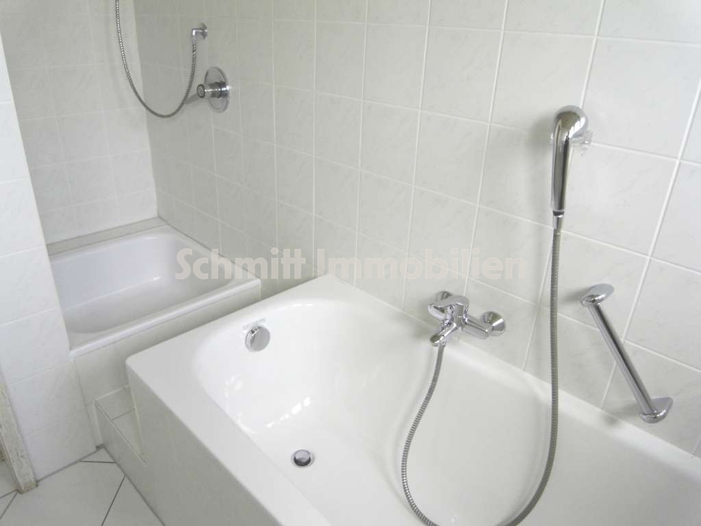 TGL-Bad mit Wanne und Dusche