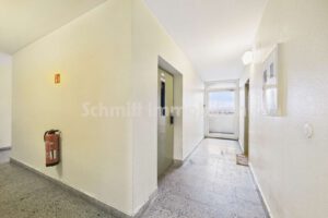Treppenhaus und Aufzug