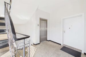 Treppenhaus und Aufzug