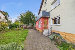 Hauseingang und Garage