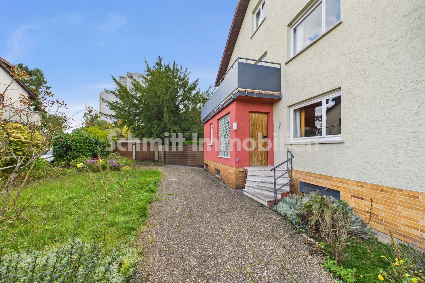 Hauseingang und Garage