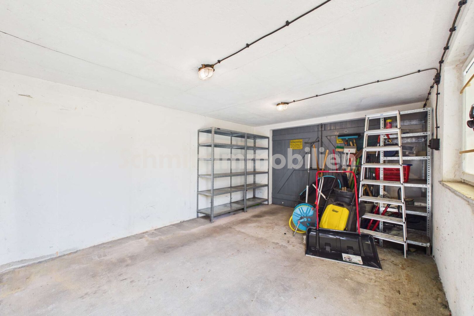 Nebenhaus - Garage