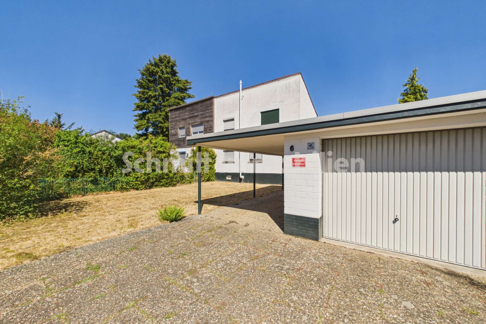 Garage und Haus-Ansicht